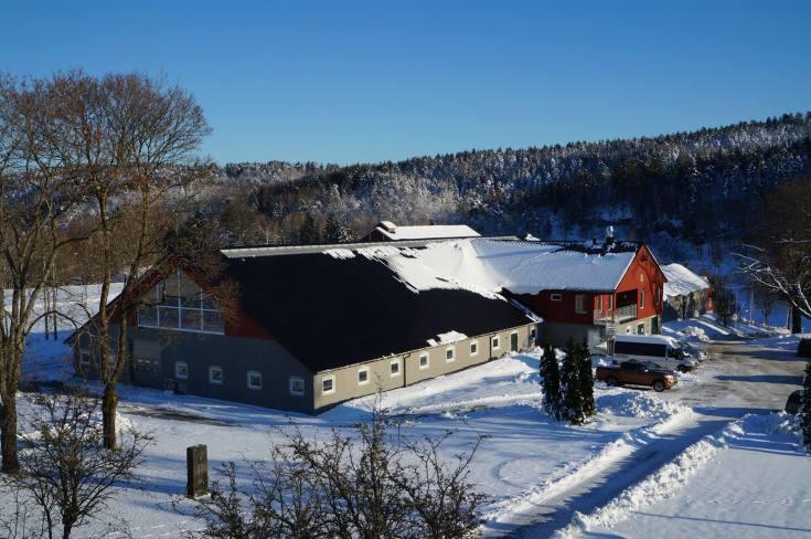 Gårdsbygning med snø på taket. Foto. - Klikk for stort bilde