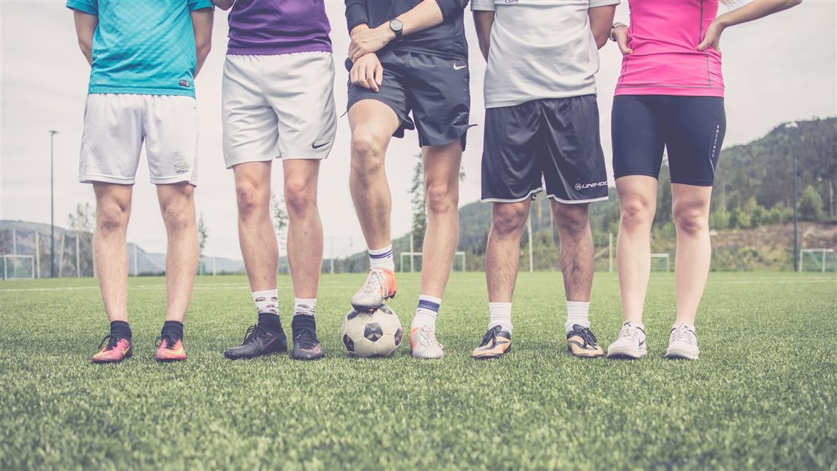 Shortskledde elever poserer med fotball. - Klikk for stort bilde